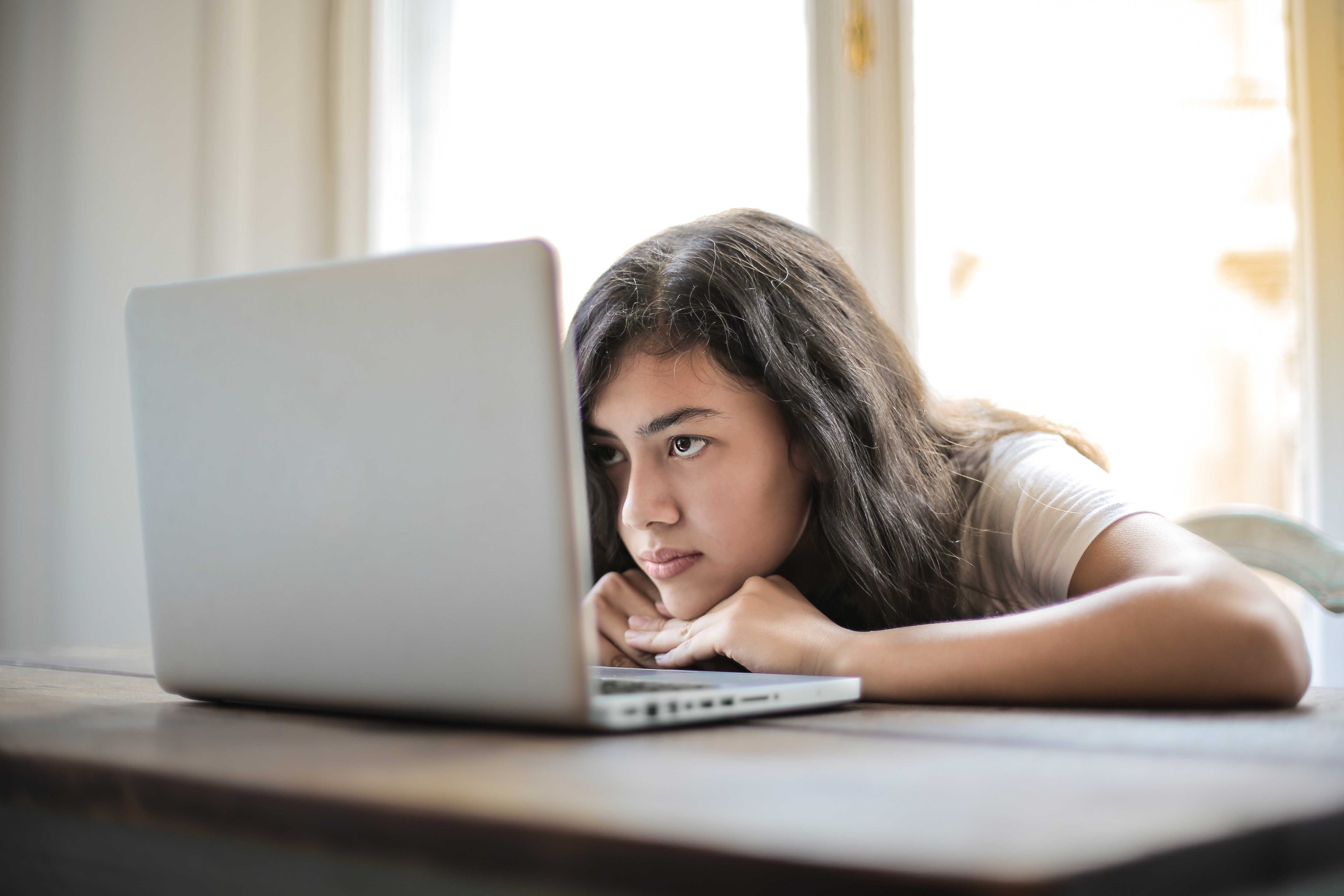 Afbeelding van vrouw met laptop